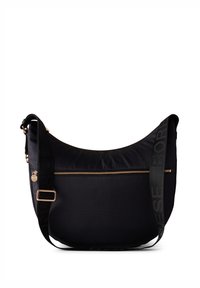 Sac à main noir en matériau texturé, avec une poche zippée à l'avant, des pièces en or et une bandoulière à motif avec détails de logo.