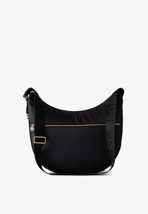 Borsa a spalla nera realizzata in materiale testurizzato, con una tasca frontale con cerniera, accessori in oro e una tracolla pattern con dettagli del logo.