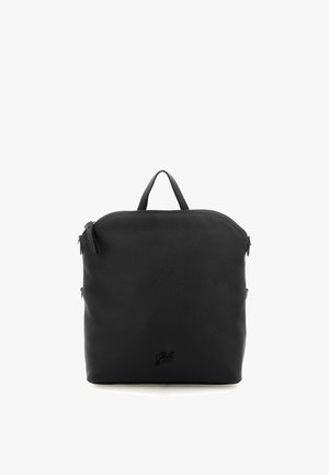 Zaino in pelle nera con texture, dotato di manico superiore, chiusura con cerniera e logo discreto sulla parte frontale, mostrato su sfondo bianco.