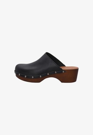 Schwarze Lederclogs mit runder Spitze, Holzabsatz und dekorativen silbernen Nieten entlang des Randes der Sohle. Glatte Textur, minimalistisches Design.
