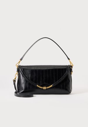 Borsa a mano rettangolare in pelle nera con cuciture verticali, fermaglio dorato curvo, manico corto e tracolla lunga staccabile su sfondo bianco.