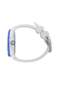 Reloj con correa de silicona blanca y un acento azul alrededor de la caja y una carátula redonda. Cuenta con un botón plateado y un diseño curvado.
