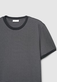Schwarz-weiß gestreiftes T-Shirt mit einem gerippten, runden Ausschnitt und kurzen Ärmeln. Der Stoff wirkt weich und hat eine glatte Textur.