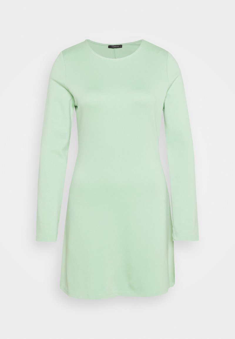 Långärmad klänning i ljus mintgrön, tillverkad av mjukt, något stretchigt tyg. Har rund halsringning och rak skärning ner till höften.