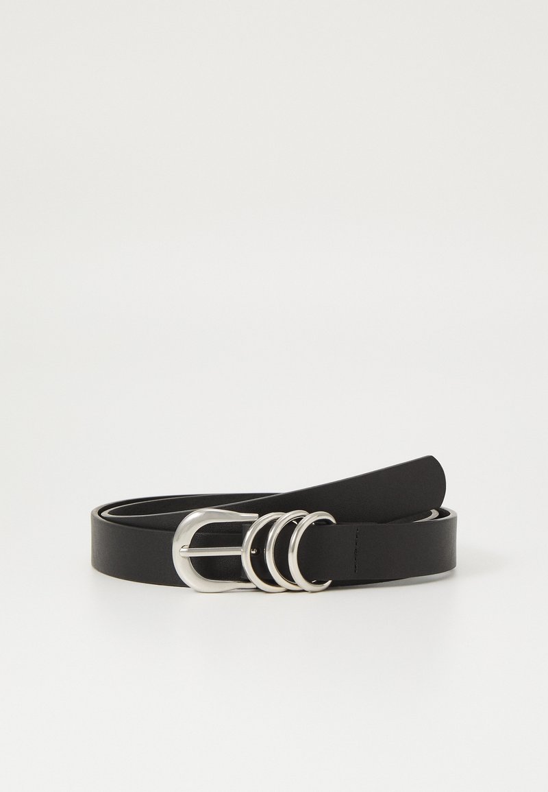 Ceinture en cuir noir avec boucle arrondie argentée et trois passants argentés, posée à plat sur fond blanc.