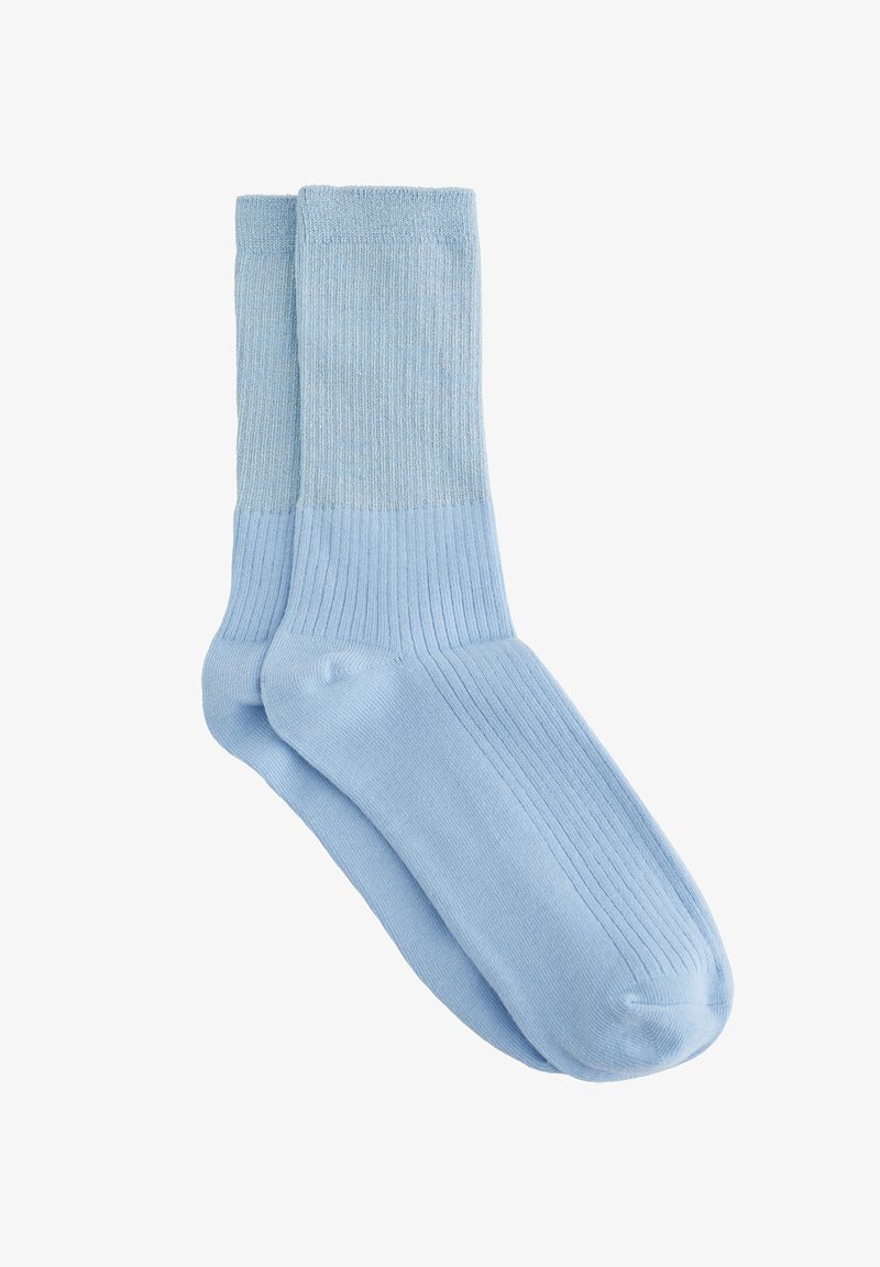 Světle modré ponožky s žebrovanou texturou, s jednoduchým designem a o něco tmavším modrým lemem. Vyrobeny z měkké, pružné tkaniny.