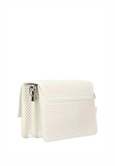 Hvid perforeret læder crossbody taske med klaplukning og sølvspænde, vist i let vinkel på hvid baggrund.