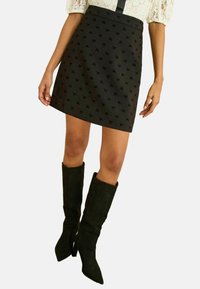 Wybrany, black flocked bow rint