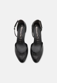 Scarpe nere in pelle con tacco alto, punta affilata e cinturino alla caviglia, caratterizzate da una texture liscia e un design minimalista. Taglia 37.