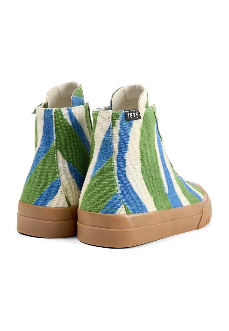 High-Top-Sneaker aus grünem, blauem und weißem Canvas mit strukturiertem Muster. Gummi-Außensohle in beige. Mit einem "1975"-Etikett auf der Rückseite.