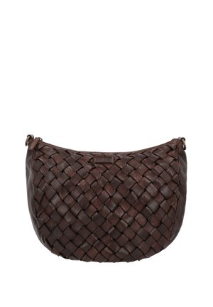 Bolso de mano de cuero marrón oscuro con diseño tejido, cremallera superior curva y anillas metálicas en cada extremo para una correa.