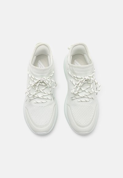 Lichte witte sportschoenen met een gestructureerde mesh bovenkant, gewatteerde kraag en reflecterende veters. Rond toelopend en met een gevoerde zool.