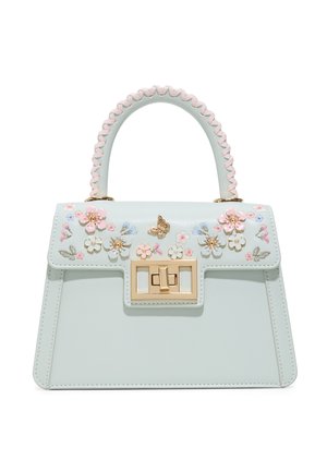 Lyseblå håndtaske med flettet håndtag, guldlås og pastelfarvede blomster- og sommerfugludsmykninger på frontklappen.