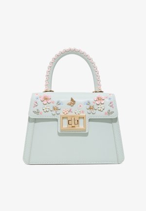 Bolso azul claro con asa trenzada, cierre dorado y adornos de flores y mariposas en tonos pastel en la solapa frontal.
