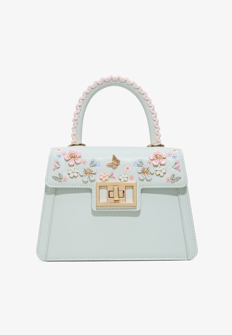 Sac à main bleu clair avec poignée tressée, fermoir doré et ornements pastel de fleurs et papillons sur le rabat avant.