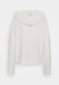 Sweat à capuche blanc vu de dos avec manches longues et une étiquette rectangulaire en haut de la capuche.