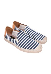 Espadrilles a rayas que presentan una lona en tonos azul marino y blanco, detalles en cuero marrón, diseño sin hebillas y suela de yute trenzado. Ligeras y transpirables.