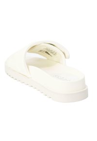 Sandalo bianco scivolato con punta aperta arrotondata, suola testurizzata e tomaia liscia con una leggera lucentezza, progettato per il comfort.