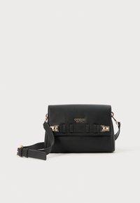 Svart läder crossbody-väska med en strukturerad design, gulddetaljer och en framträdande logotyp på framsidan. Justerbar rem ingår.