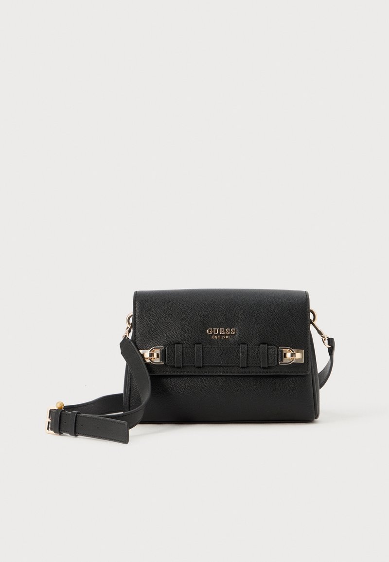 Svart läder crossbody-väska med en strukturerad design, gulddetaljer och en framträdande logotyp på framsidan. Justerbar rem ingår.