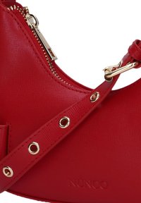 Rode leren handtas met een gestructureerd oppervlak, voorzien van een gouden rits en hardware. Inclusief een verstelbare schouderband met gouden accenten.