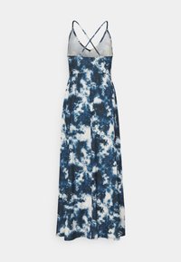 Maxi šaty s batikovaným vzorem v modré a bílé barvě. Vyrobené z lehké látky s přiléhavým živůtkem a překříženými ramínky.