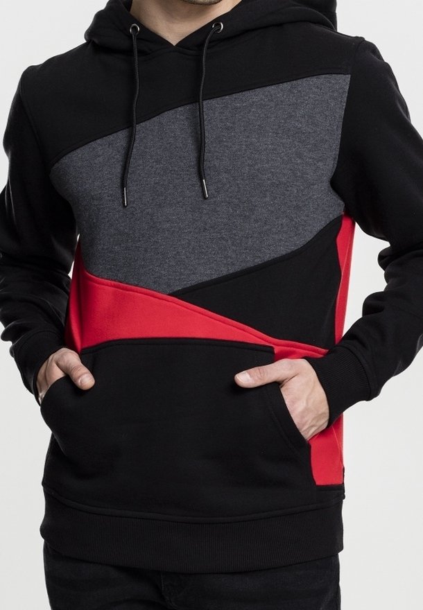 Černá mikina s kapucí s šedými a červenými diagonálními barevnými bloky. Má přední kapsu a stahovací šňůrky na kapuci. Vyrobena z měkké směsové látky.