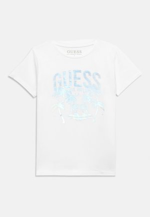 T-shirt bianca a maniche corte con scritta "GUESS" in metallo azzurro e grafica di una palma sul davanti.