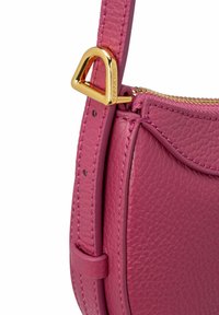 Sac à main en cuir rose avec une finition texturée, doté d'un accent en métal doré et d'une fermeture éclair sur le dessus. Détail de sangle cousue.