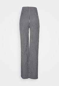 Czarno-białe spodnie w szerokie nogawki w wzór hounds-tooth z wysokim stanem, wyeksponowane na jednolitym białym tle.