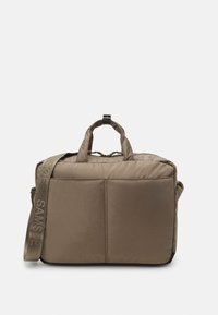 Sac matelassé rectangulaire couleur taupe avec doubles poignées supérieures, poches avant et bandoulière amovible avec texte de marque.