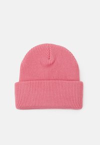 Berretto rosa lavorato a maglia realizzato in materiale morbido con una texture a coste, con risvolto piegato e un piccolo dettaglio sulla cucitura superiore.