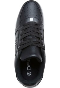 Svart sneakers med glatt lær øvre, flate lisser, perforert tådel og polstret krage. Størrelse 43 trykt innvendig.