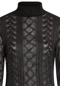 Schwarzer Strickpullover mit Rollkragen und strukturiertem Muster, das Diamanten und vertikale Linien zeigt, aus einem schimmernden Stoff gefertigt.