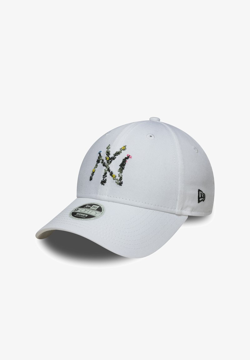 Casquette de baseball blanche avec un motif floral multicolore brodé formant des lettres stylisées à l'avant, logo noir sur le côté et visière courbée.