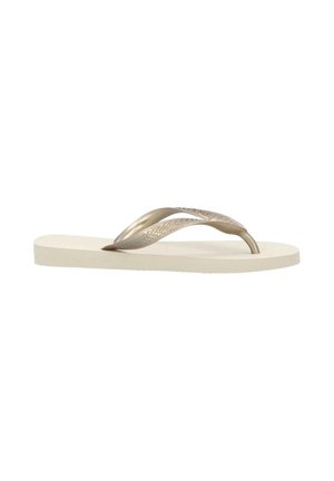 Beige flip-flop sandal med teksturerede metalliske gyldne stropper og flad sål, vist i sideprofil på hvid baggrund.