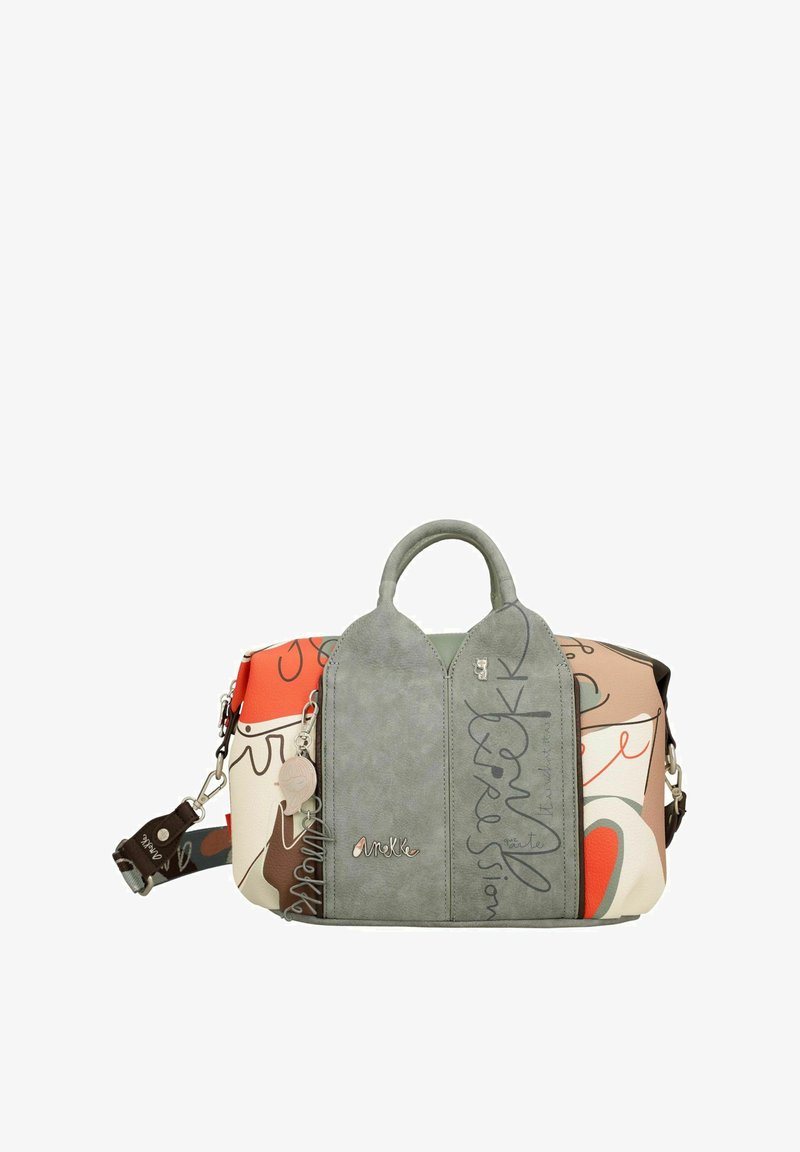 Bunte Handtasche mit einer Mischung aus glatten und strukturierten Materialien, mit grauem Oberteil und abstrakten Mustern in Orange, Beige und Braun.