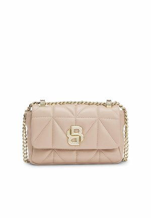 Beige quiltet læder crossbody taske med guld kæde rem og guld BB logo spænde på frontklappen.
