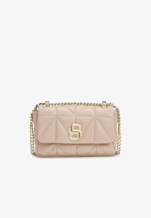 Beige gewatteerde leren crossbodytas met gouden kettingriem en gouden BB-logo sluiting op de voorflap.
