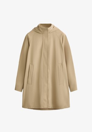Beige Mantel mit Kapuze und geradem Schnitt, aus glattem Stoff. Verfügt über zwei frontale Taschen und einen hohen Kragen; keine sichtbaren Verschlüsse.