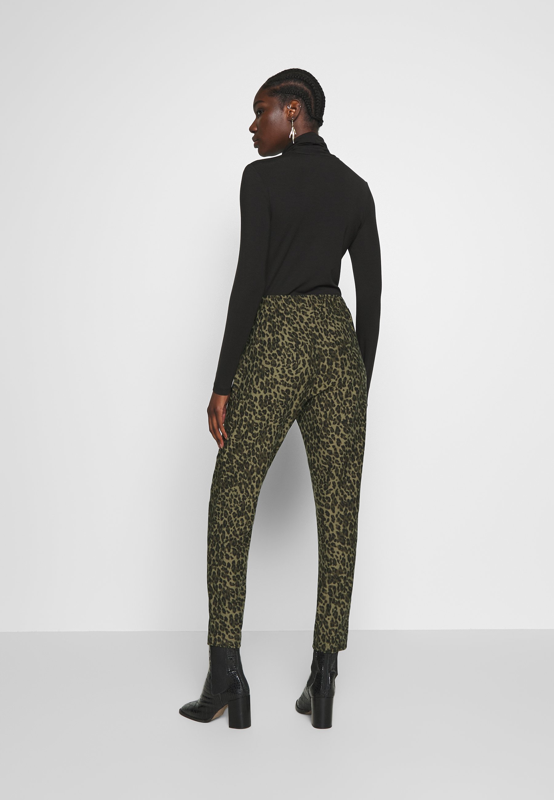 Soyaconcept GUNBRIT Bukse army combi Zalando.no Soyaconcept SC-FENYA 11 - Kort kåpe / frakk - black combi