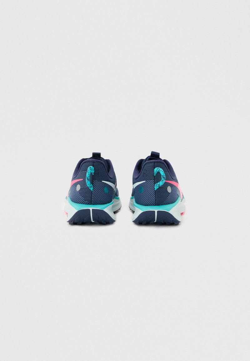 Par de zapatillas de correr azul marino con detalles en verde azulado, rosa y blanco vistas desde atrás sobre un fondo blanco.