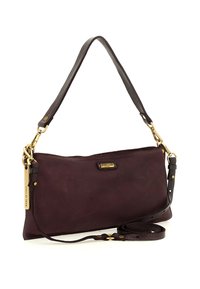 Borsa a spalla in pelle color prugna scuro con dettagli in oro, tracolla rimovibile e etichetta "Made in Italy" attaccata alla maniglia.