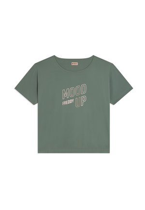 Camiseta verde de manga corta y corte cropped con cuello redondo y las palabras "MOOD UP" y "FREDDY" impresas en beige claro en la parte delantera.