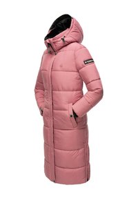 Vadderad rosa lång kappa med avtagbar huva, dragkedja fram och sidofickor. Har svart innerfoder och ett märke på ärmen.