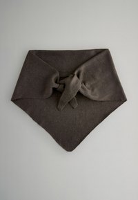 Mørkebrun tørklæde med en trekantet form, blød tekstur og en bundet knude detalje foran. Kanterne er let afrundede.