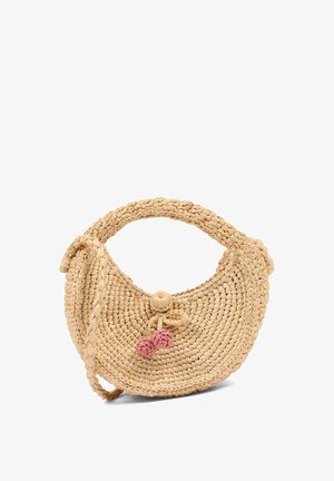 Sac à main rond en paille tissée beige avec sangle tressée et détail de pompon rose sur la fermeture avant.