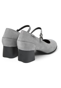 Szare zamszowe buty Mary Jane z okrągłym noskiem, średniej wysokości czarnym obcasem w kształcie bloku oraz regulowanym paskiem wokół kostki z metalowym zapięciem.