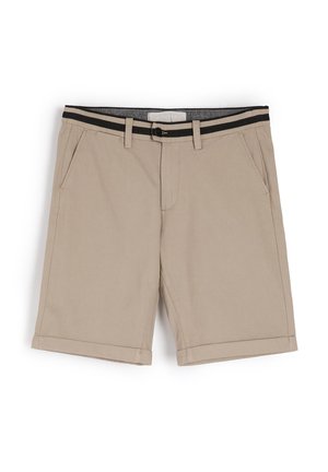 Beżowe szorty o gładkiej teksturze, z czarnym paskiem w talii, dwiema kieszeniami bocznymi i podwiniętym dołem.