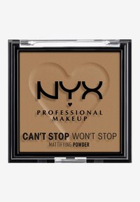 NYX Can't Stop Won't Stop Mattifying Powder in een zwarte rechthoekige compact bevat een zachte beige poeder met een textuur van een hartontwerp.